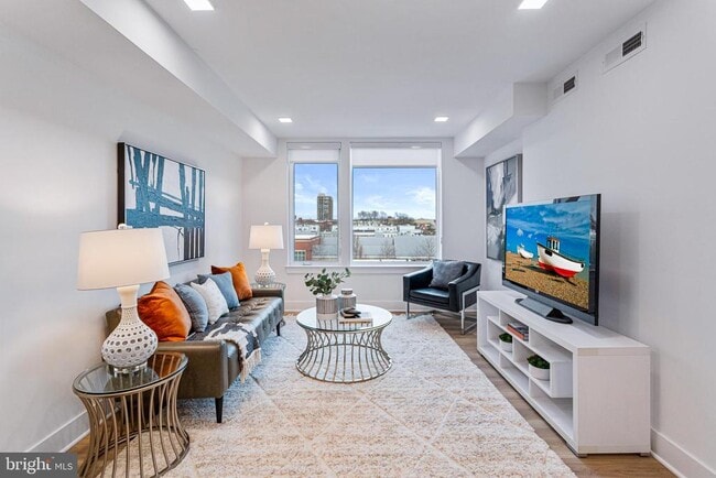 Building Photo - 701 N Henry St