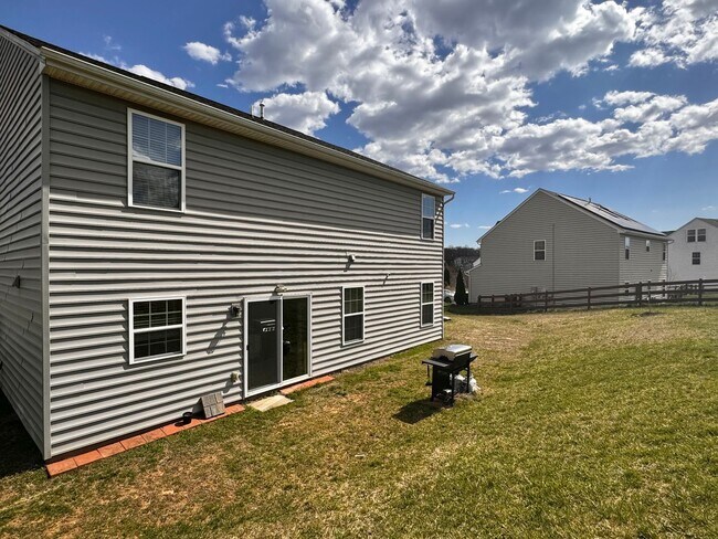 Building Photo - 145 Holly Hill Dr