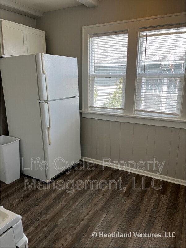 Building Photo - 549 32nd St SE