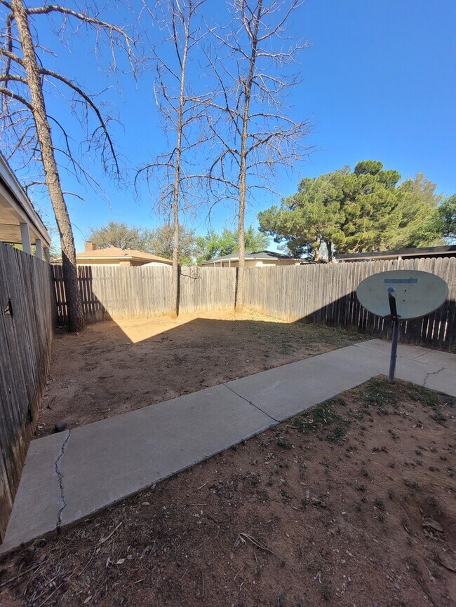 Building Photo - 2 story townhome, 3 bed 2 bath