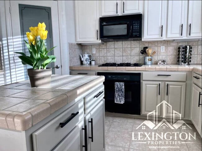 Building Photo - Stunning, 5BD/3BA Home, in West Sacramento with a Pool and BBQ!