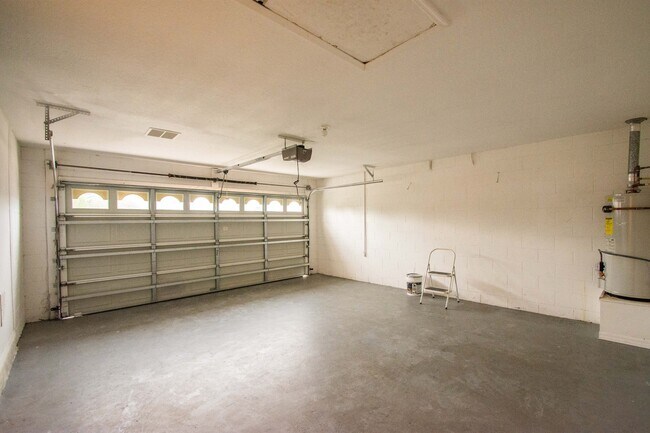 Building Photo - Beautiful Spacious 4 Bedrooms 2 Bathrooms ...