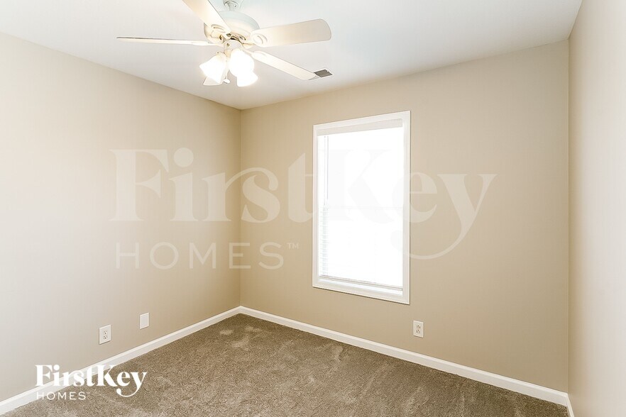 Building Photo - 3668 Aurora Dr