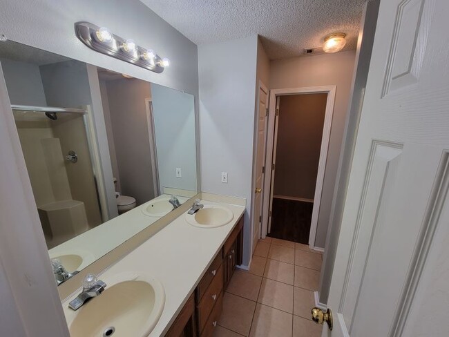 Building Photo - 1010 S Liberty Dr