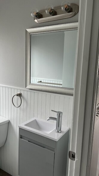 Building Photo - 15 Barrows St