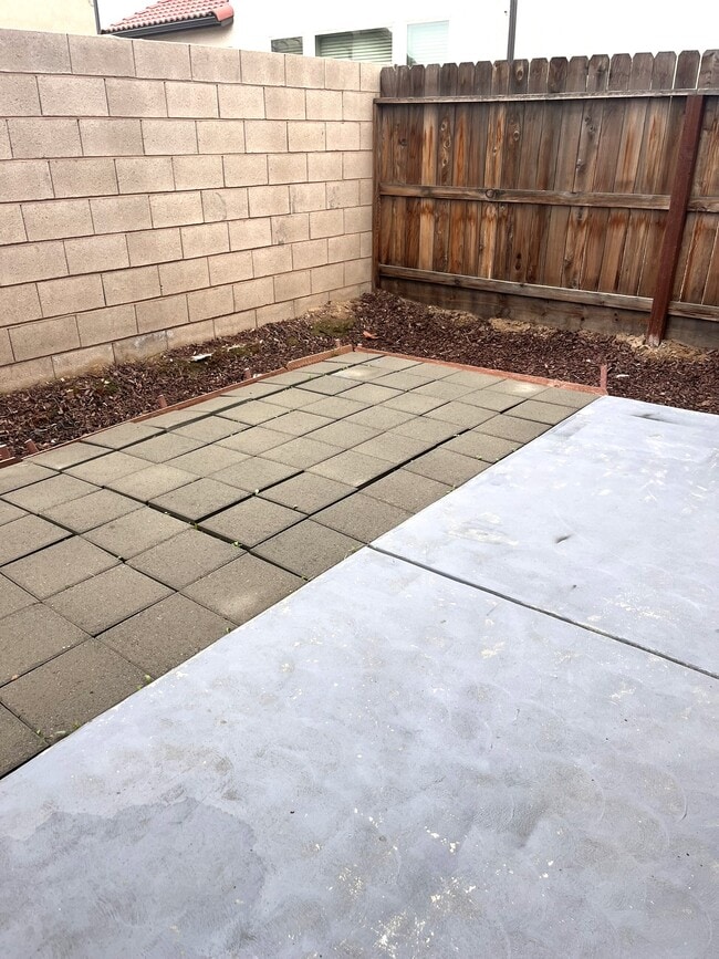 Building Photo - 6212 E Sydney Dr