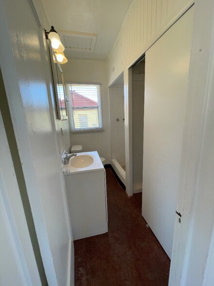 Building Photo - 1103 E Adams St