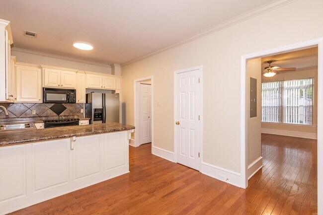 Building Photo - 7106 Ohio St