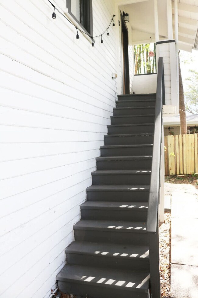 Building Photo - 102 W Emma St