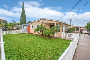 Building Photo - 250 N Clark St