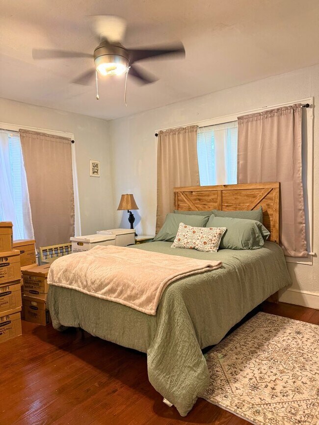 Building Photo - Charming 2-bedroom, 1-bath home