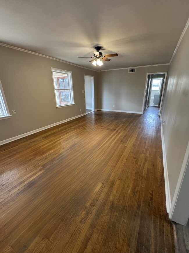 Building Photo - 708 Vassar Dr