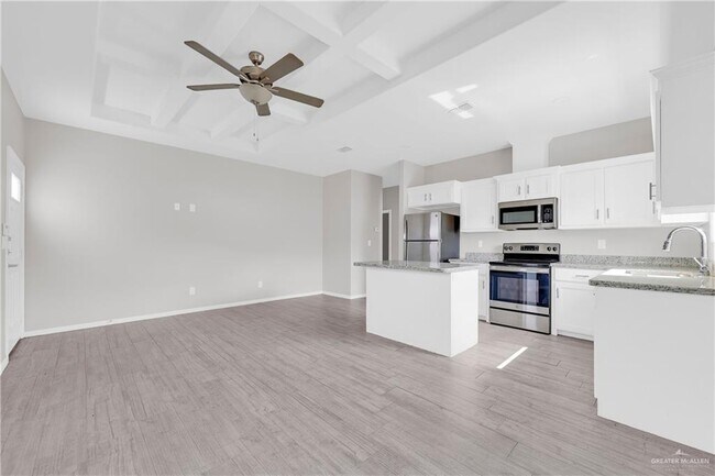 Building Photo - 14 S Dahlia St