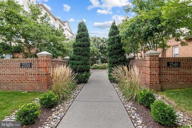 Primary Photo - 2540 Kensington Gardens