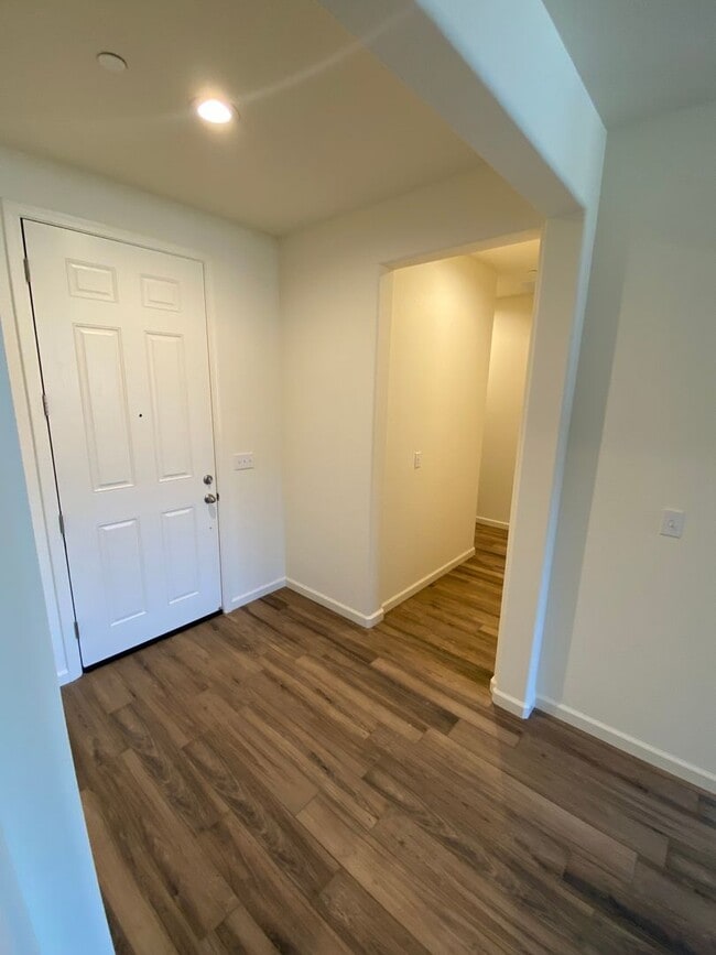 Building Photo - Gorgeous NEWER home between Tulare and Vis...