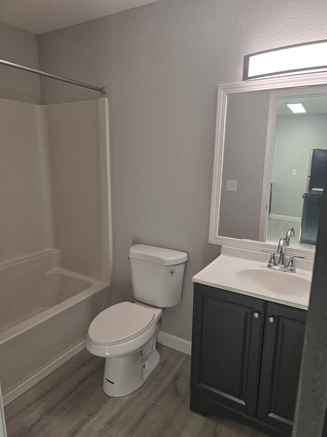 Building Photo - 2 Bedroom , 1 Bathroom Apartment!