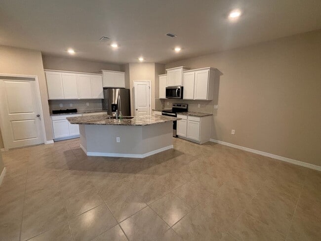 Building Photo - Charming House with tons of Amenities (all...