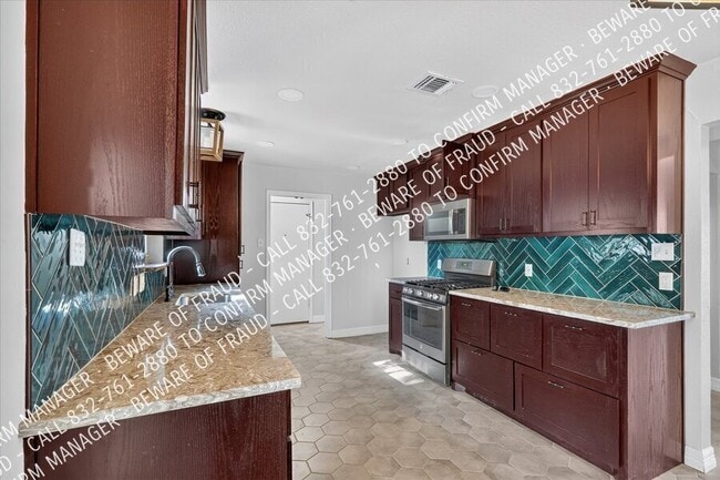 Building Photo - 593 King Cir