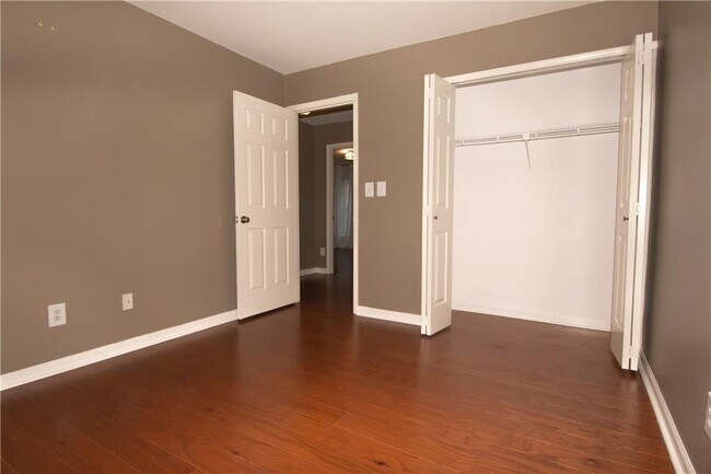 Building Photo - 5 Stratford Hall Pl NE