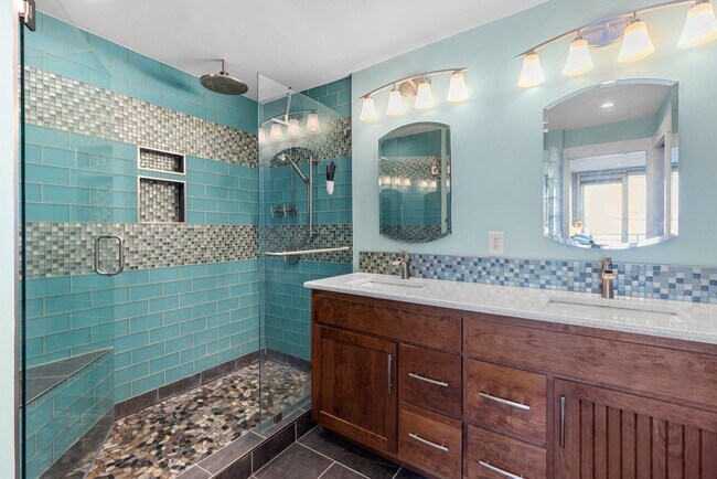 Building Photo - DOWNTOWN AREA