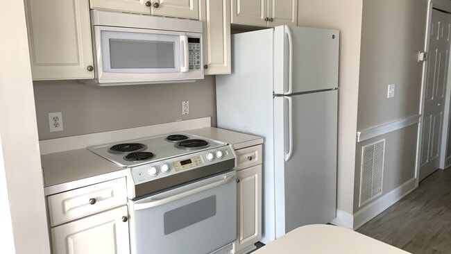 Building Photo - AUGUST SPECIAL!! 1-Bedroom, 1-Bathroom, condo