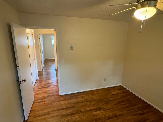 Building Photo - 3+ Bedroom House in Friendly Area