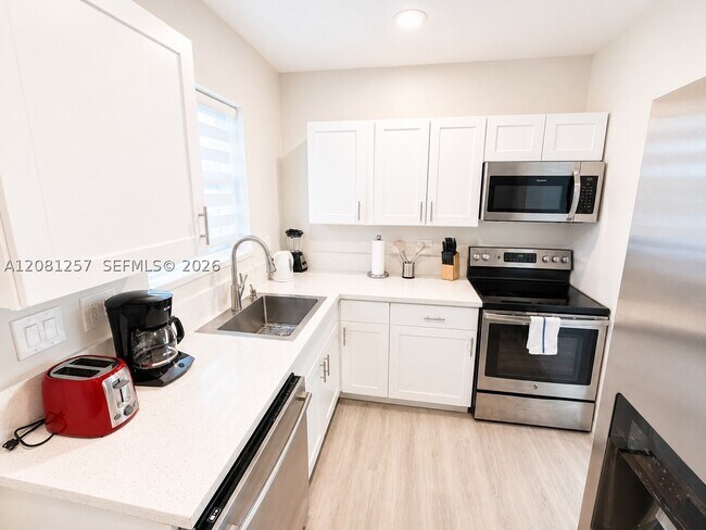 Building Photo - 10000 E Bay Harbor Dr