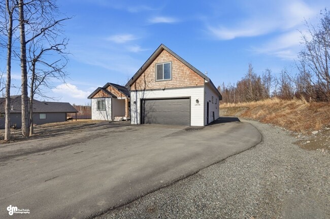 Building Photo - 4 Bedroom | 2.5 Bathroom | 2 Car Garage - Convenient Location!