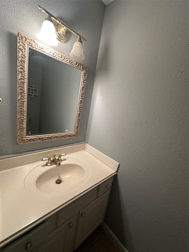 Building Photo - 8636 Village of Fondren