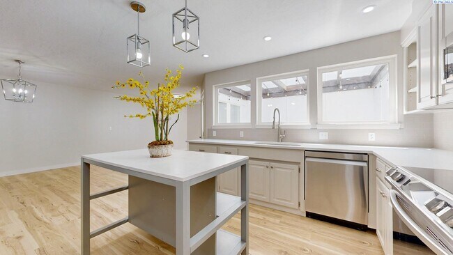 Building Photo - 2 bed, 2 bath townhome in Meadow Springs