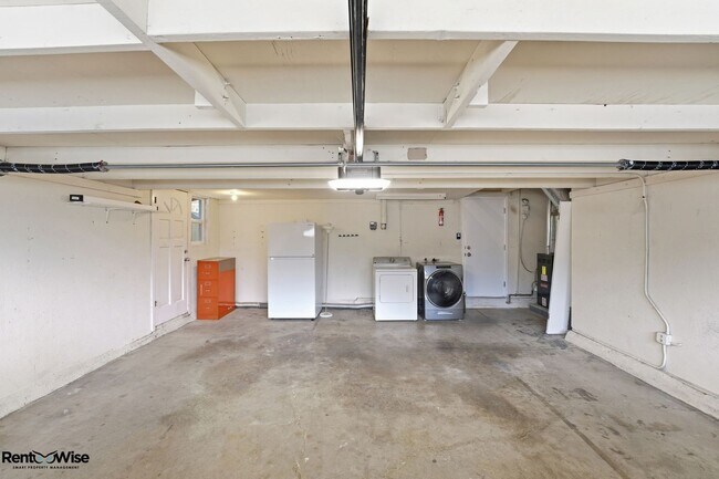 Building Photo - 536 W Hillsdale Blvd