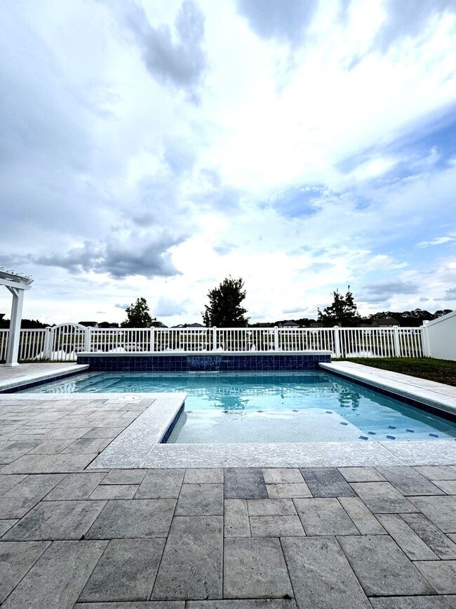 Building Photo - Spacious 5-Bedroom Pool Home for Rent in H...