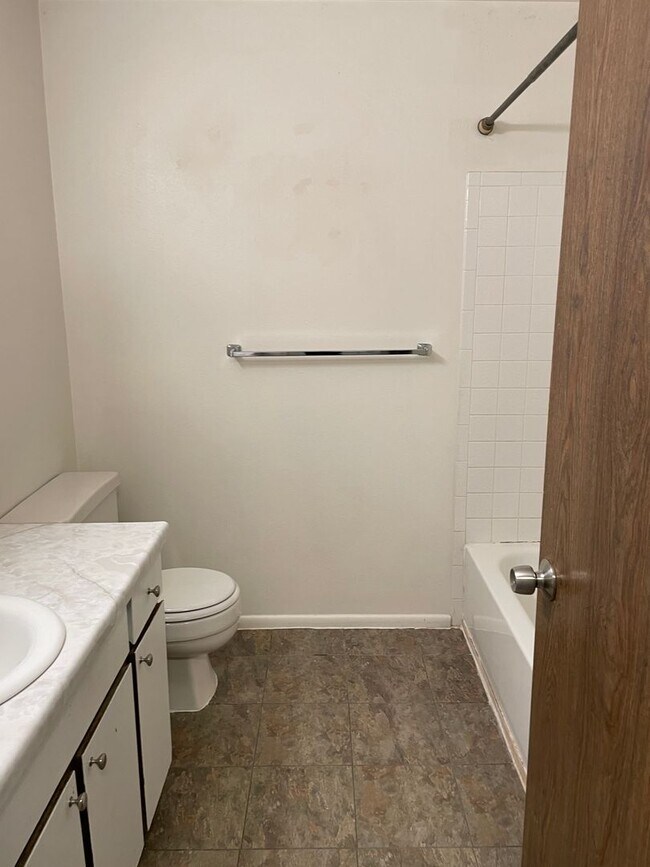 Building Photo - 2 Bedroom, 1.5 Bathroom Twin Home in West ...