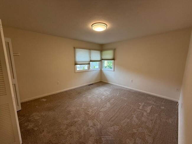 Building Photo - 580 N 13th St