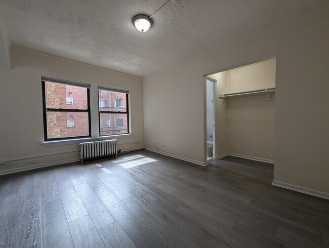 Building Photo - 5417 N Kenmore Ave