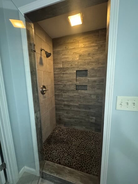 Building Photo - 320 E 5th Ave