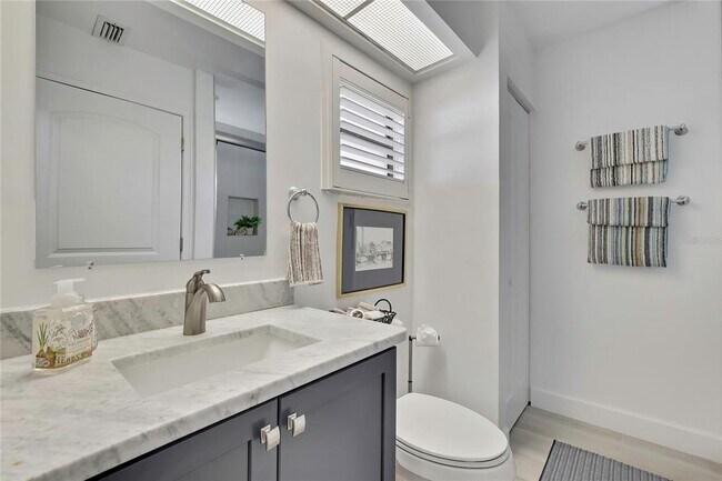 Building Photo - 1637 SE Paradise Cir W