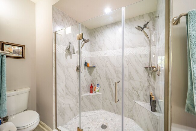 Building Photo - Bright and Modern Home with Prime Commuter...