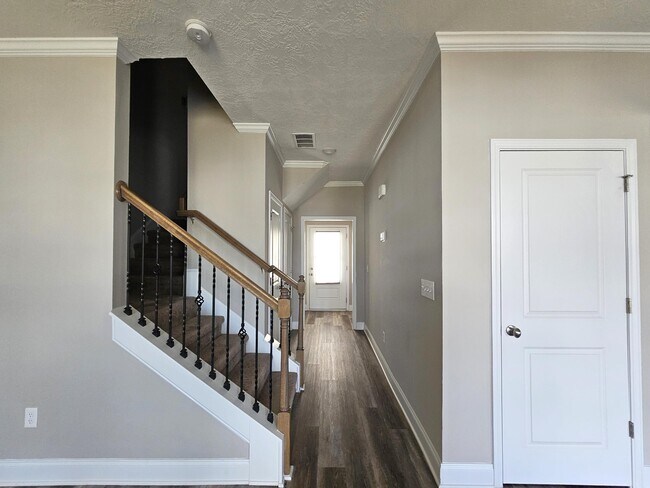 Building Photo - 710 Navan Ln