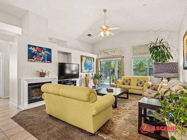 Building Photo - Stunning 4 Bedroom Home Off Brimhall Rd!