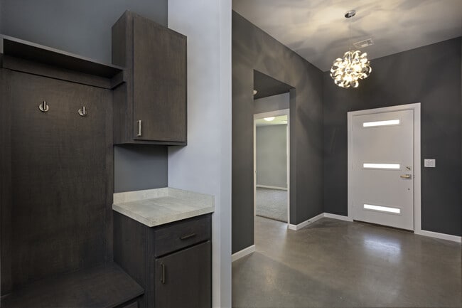 Building Photo - Stylish, Modern, Nearly New | 4-Bed | 2-Ba...
