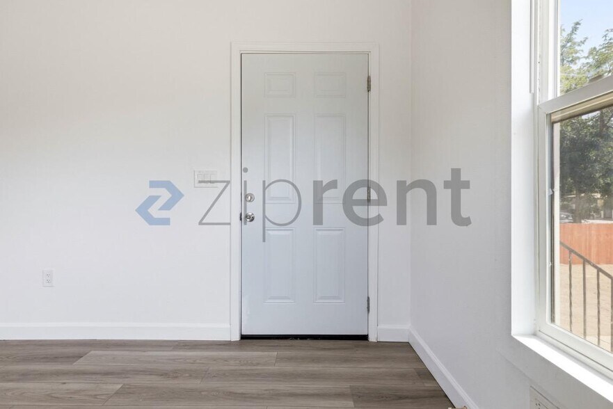 Building Photo - Unit