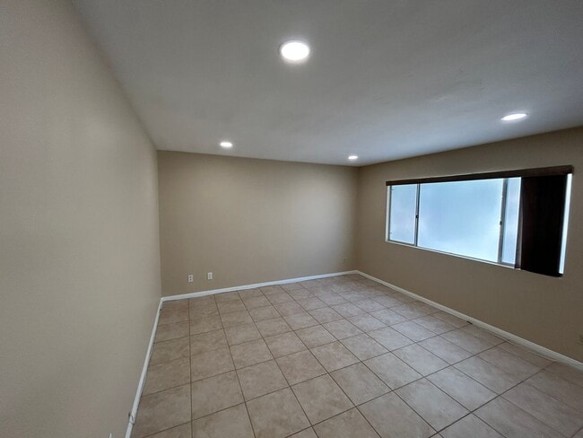 Building Photo - Coming Soon!! Spacious condo at Ascot Park Villas!!!