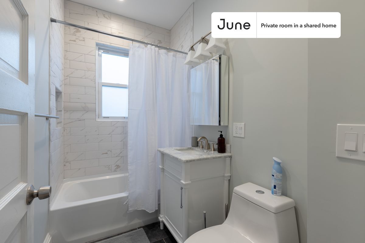 Building Photo - Private bedroom in 4 bed/2 bath Home