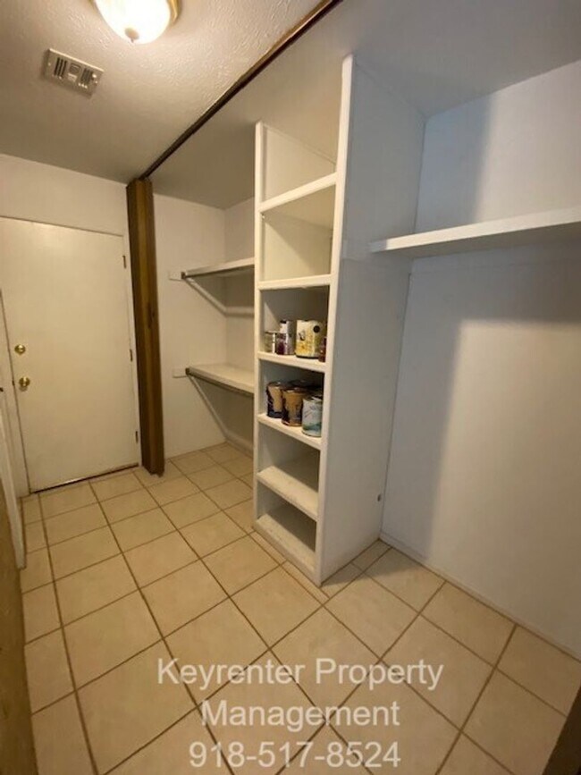 Building Photo - 3 Bed | 2 Full Bath | 31st & Memorial