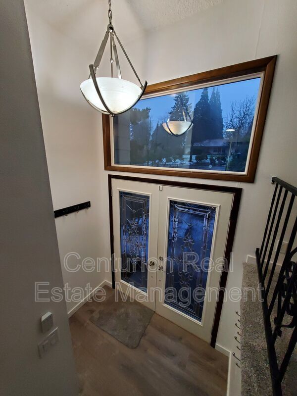 Building Photo - 869 Meadowlawn Dr SE