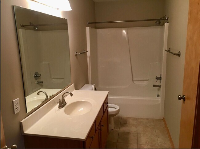 Building Photo - Adorable 2 bed 2 bath in Forest Hills Dist...