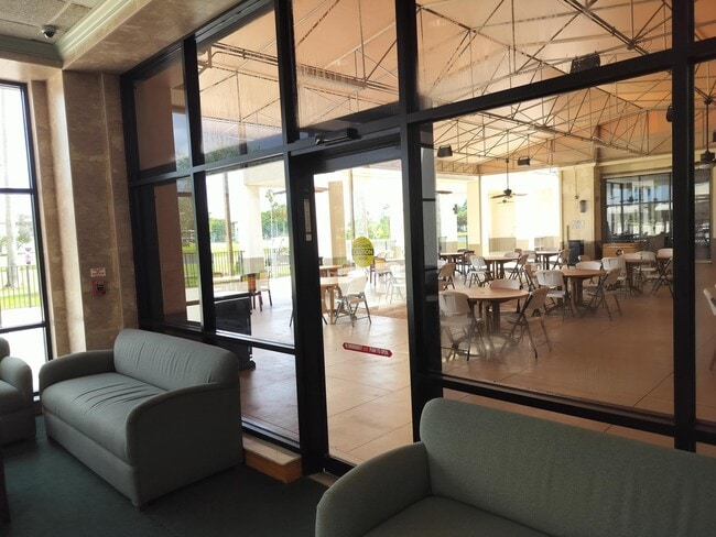 Building Photo - 1904 Bermuda Cir