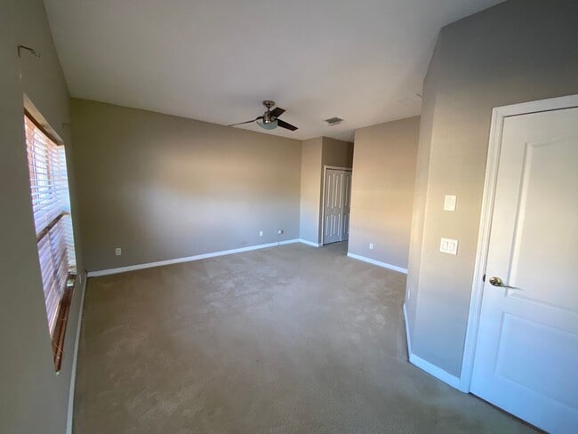 Building Photo - Lovely Carriage Home in Deland