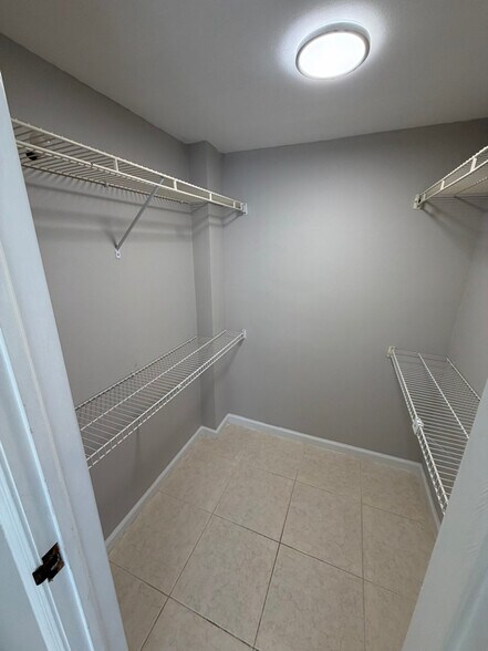 Building Photo - 3910 Crystal Lake Dr